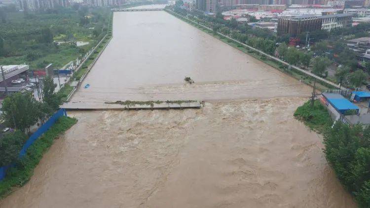 暴雨肆虐引发洪水危机，如何应对自然灾害的挑战